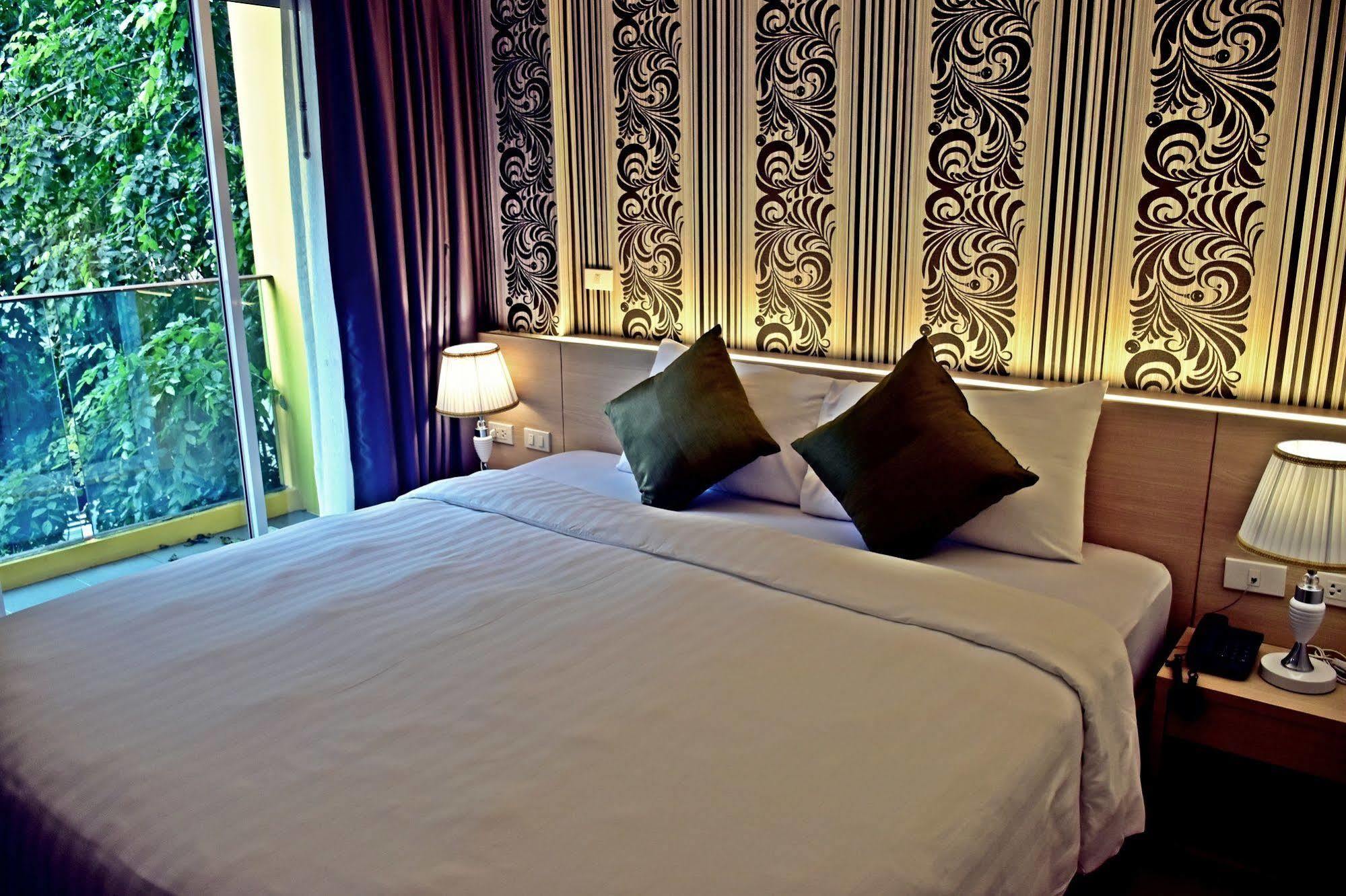 Ocean And Ole Patong Hotel Bagian luar foto