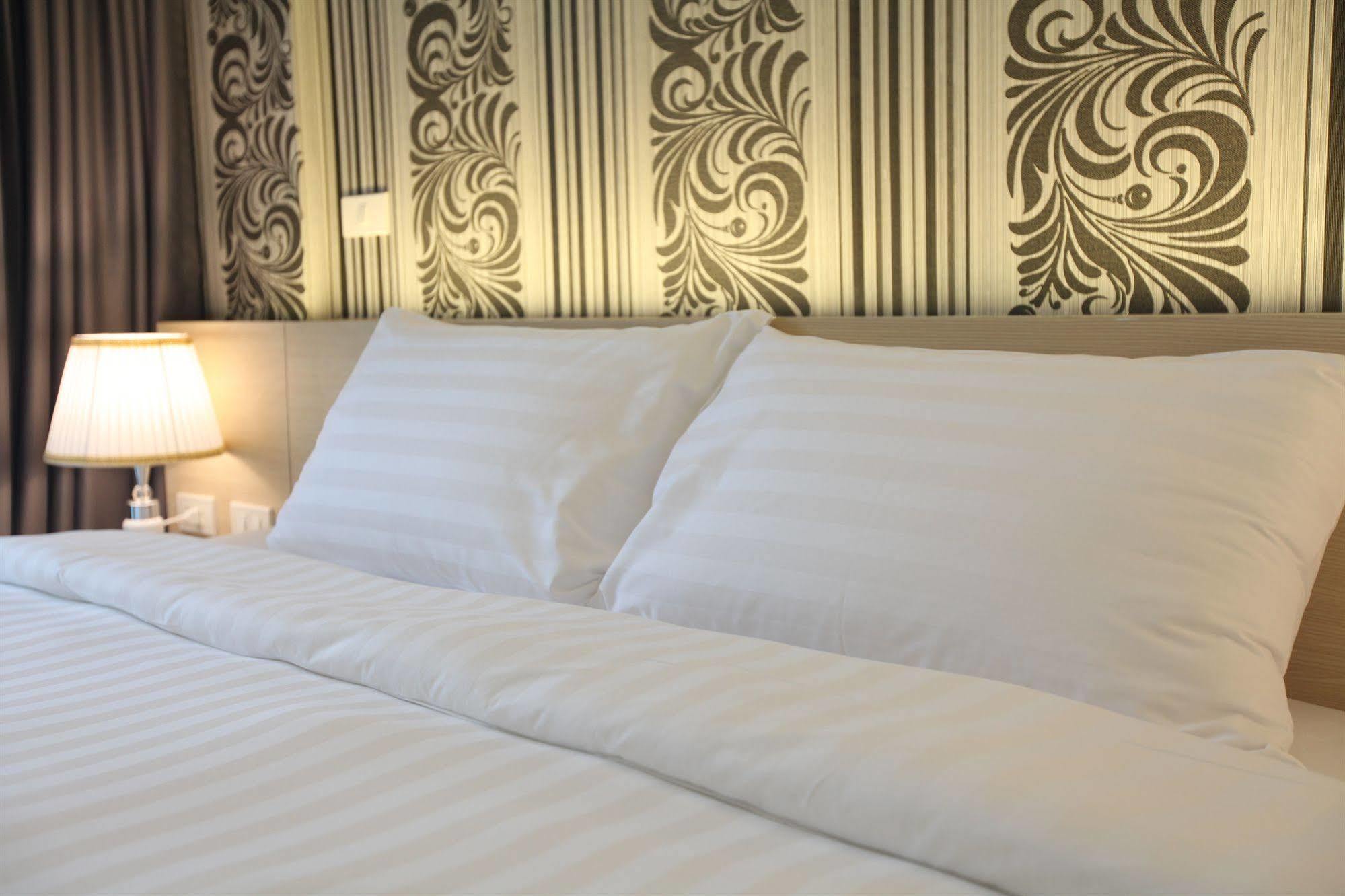 Ocean And Ole Patong Hotel Bagian luar foto
